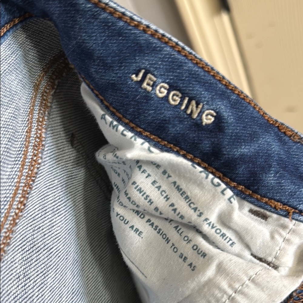 Women’s American Eagle Outfitters jeggings Distressed Jeans - Picture 8 of 9